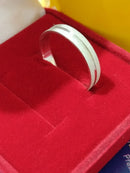 Uma aliança Prata 950 5 mm reta fosca e Risco meio