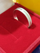 Uma aliança Prata 950 5 mm reta fosca e Risco meio