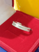 Uma aliança Prata 950 5 mm reta fosca e Risco meio