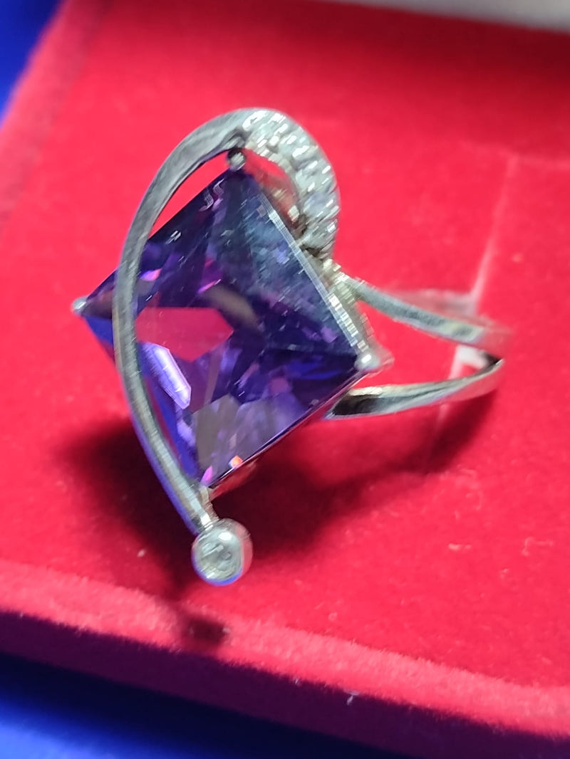 Anel Prata 950 Modelo Moderno com pedras de Zircônia e Zircônia LIlas  8 x 8 mm 7.50 Gramas