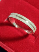 Uma aliança Prata 950 5 mm reta fosca e Risco meio