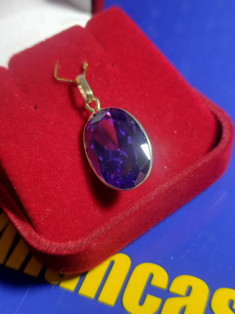 Pingente Pedra Zircônia Lilas Peso 4.30 Gramas 17 x 12 mm Ouro 18 kilates