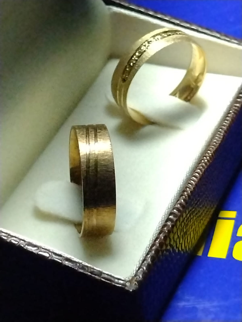 Par Alianças Casal Ouro 18kilates 12 Gramas Foscas Pedras Zircônias