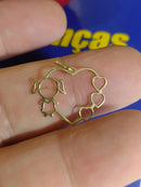 Pingente Menina Boneca 3 Corações Peso 0.30 Grama 20 mm x 16 mm Ouro18 kilates Maciço