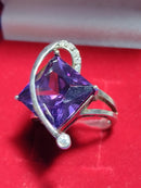 Anel Prata 950 Modelo Moderno com pedras de Zircônia e Zircônia LIlas  8 x 8 mm 7.50 Gramas