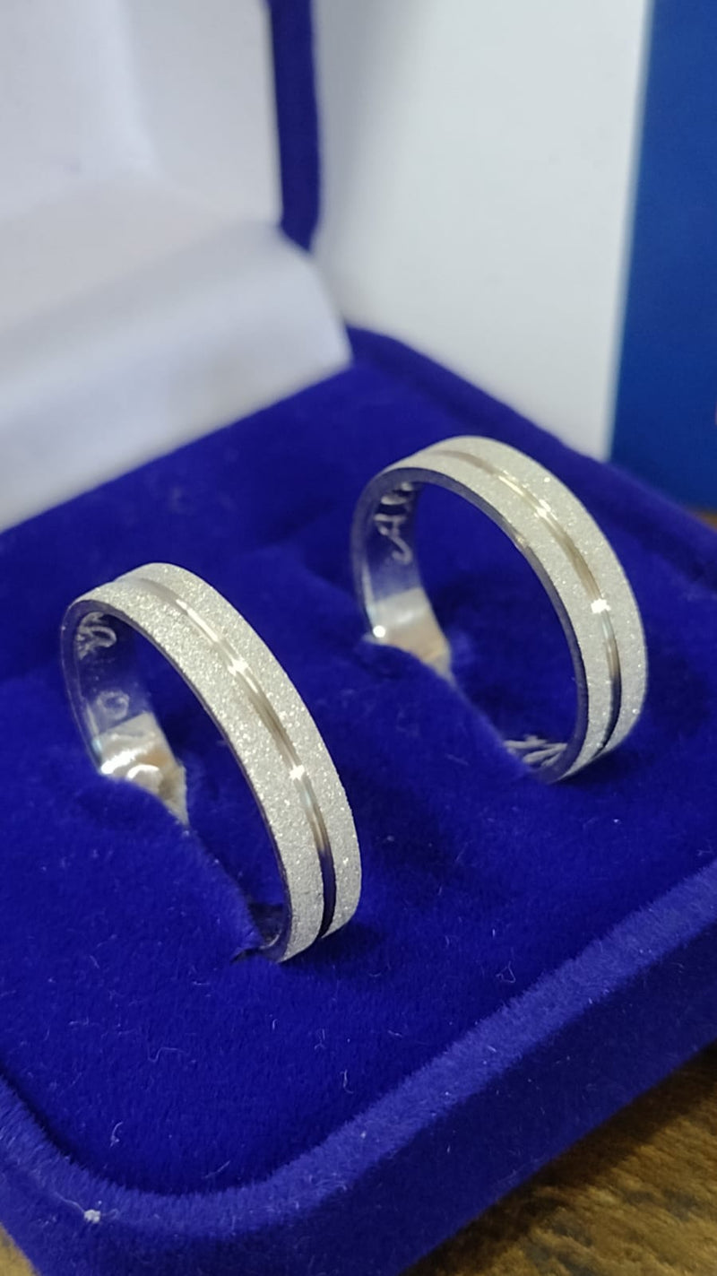 Alianças Namoro Prata 950  Namoro e Cmpromisso 4 mm Fosca com Risco Maciça