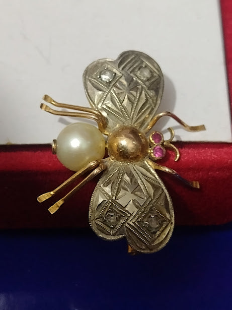 Pingente Antigo Broche Borboleta Pérola 6.3 mm Pedras Brilhantes 27 mm x 22 mm mm  Ouro Amarelo e Branco18 K P2.70