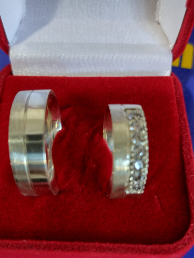 Par de Alianças Prata 7 mm 950  Pedras de zircônias 2 mm