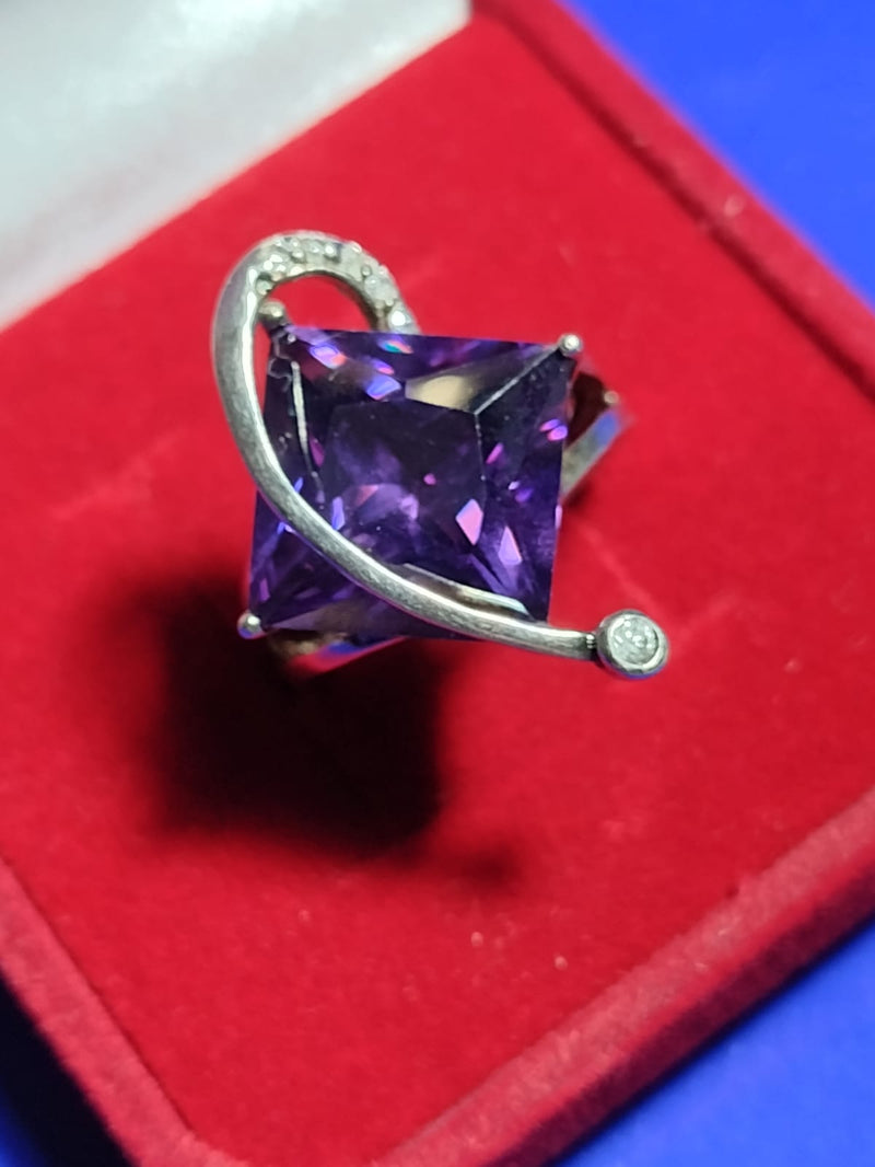 Anel Prata 950 Modelo Moderno com pedras de Zircônia e Zircônia LIlas  8 x 8 mm 7.50 Gramas