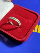 Uma aliança Prata 950 5 mm reta fosca e Risco meio