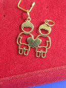 Pingente 2 Meninos 1 Coração Peso 0.70 Grama 18 mm x 16 mm Ouro18 kilates Maciço