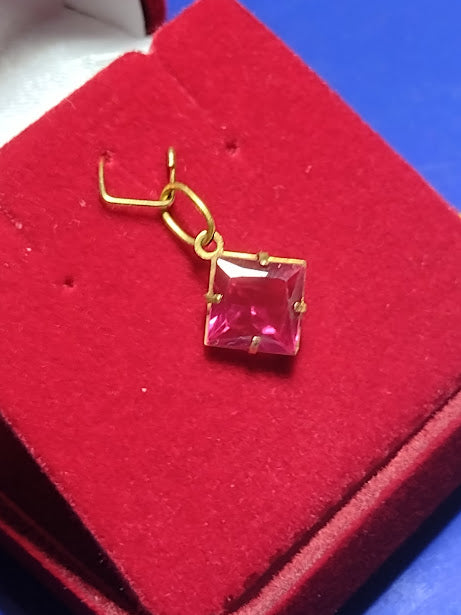 Pingente Vermelho Cor Rubi Zircônia 9 mm Ouro 18 Kilates Peso 0.70 Grama