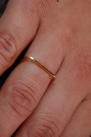 Anel Quadrado Liso e Reto 2.50 gramas 2mm Maciço Resistente Delicado Lindo