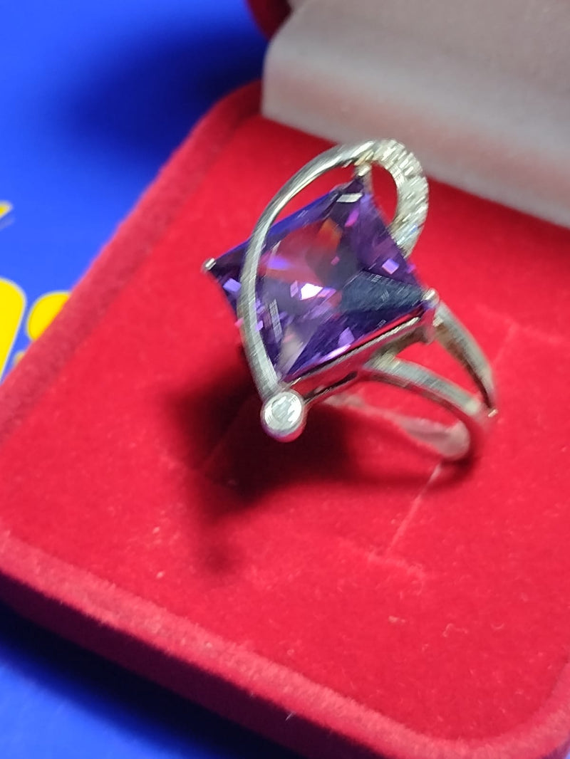 Anel Prata 950 Modelo Moderno com pedras de Zircônia e Zircônia LIlas  8 x 8 mm 7.50 Gramas