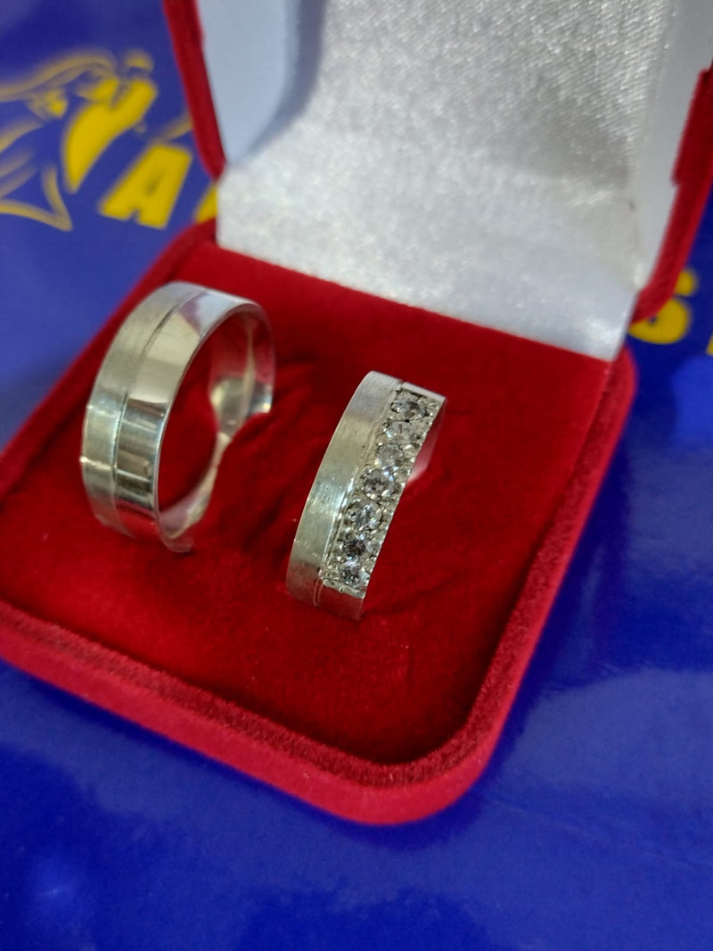 Par de Alianças Prata 7 mm 950  Pedras de zircônias 2 mm