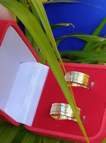 Aliança Retas Ouro 18 kilates Par 10,20 Gramas Com Risco 8 mm
