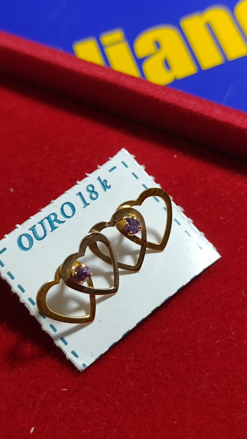 Brinco Ouro 18 Kilates 0.40 gramas 2 Coraçôes 8 mm x 12 mm Zircônia Lilas