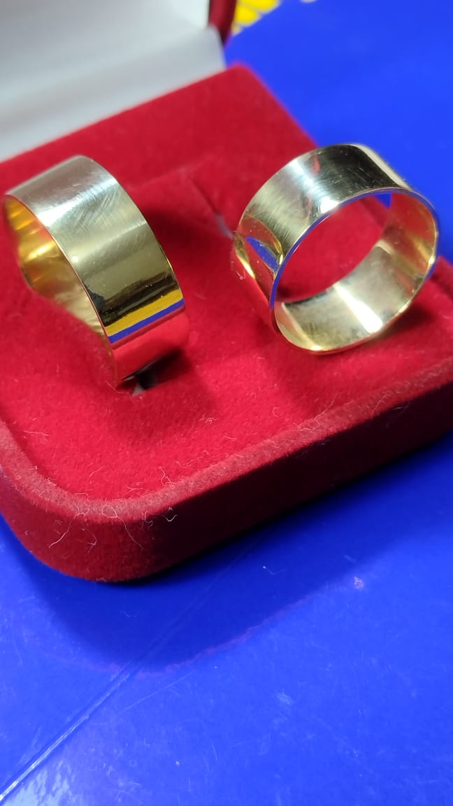 Ouro 18 kilates Par Tradicional Ouro Amarelo 10 Gramas Com Risco ou sem Risco 8 mm Alianças Casal Noivado Casamento